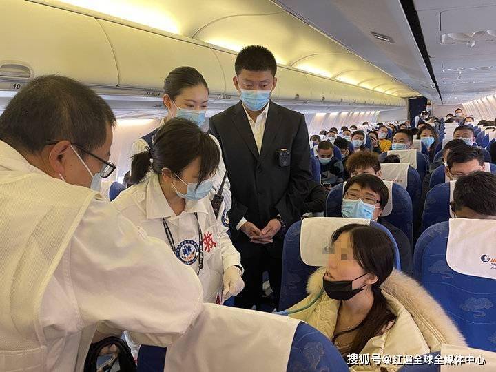 旅客心脏不适飞机紧急滑回,乘务员跪地40分钟守护_王宇涵_进行_救助