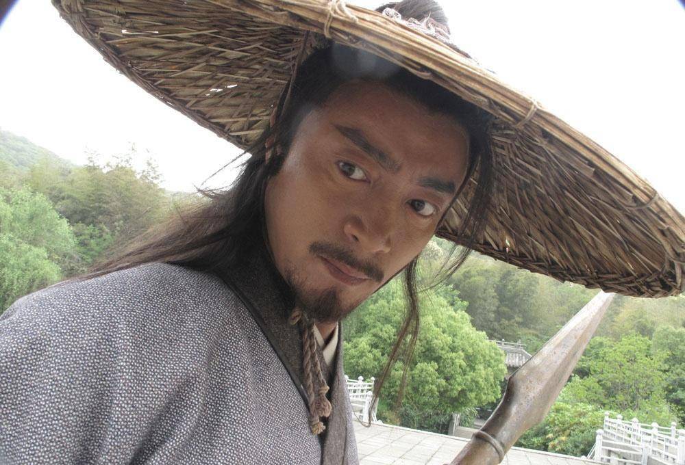 而定,比如用大剑说关胜,用两把枪说徐宁……英雄的绰号是《水浒传》