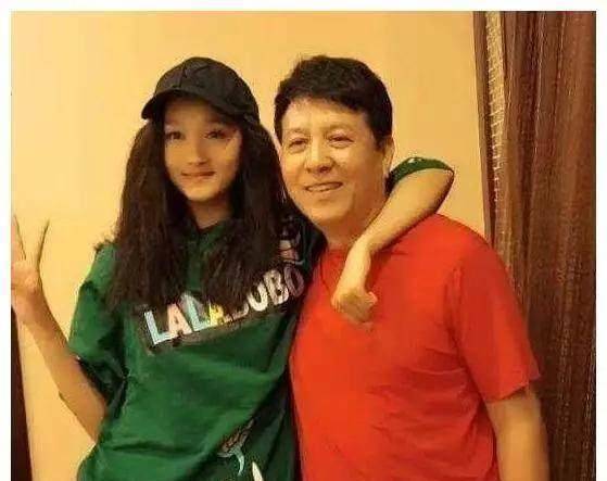 原创关晓彤凭什么当国民闺女看完她家的背景才明白她赢在起点