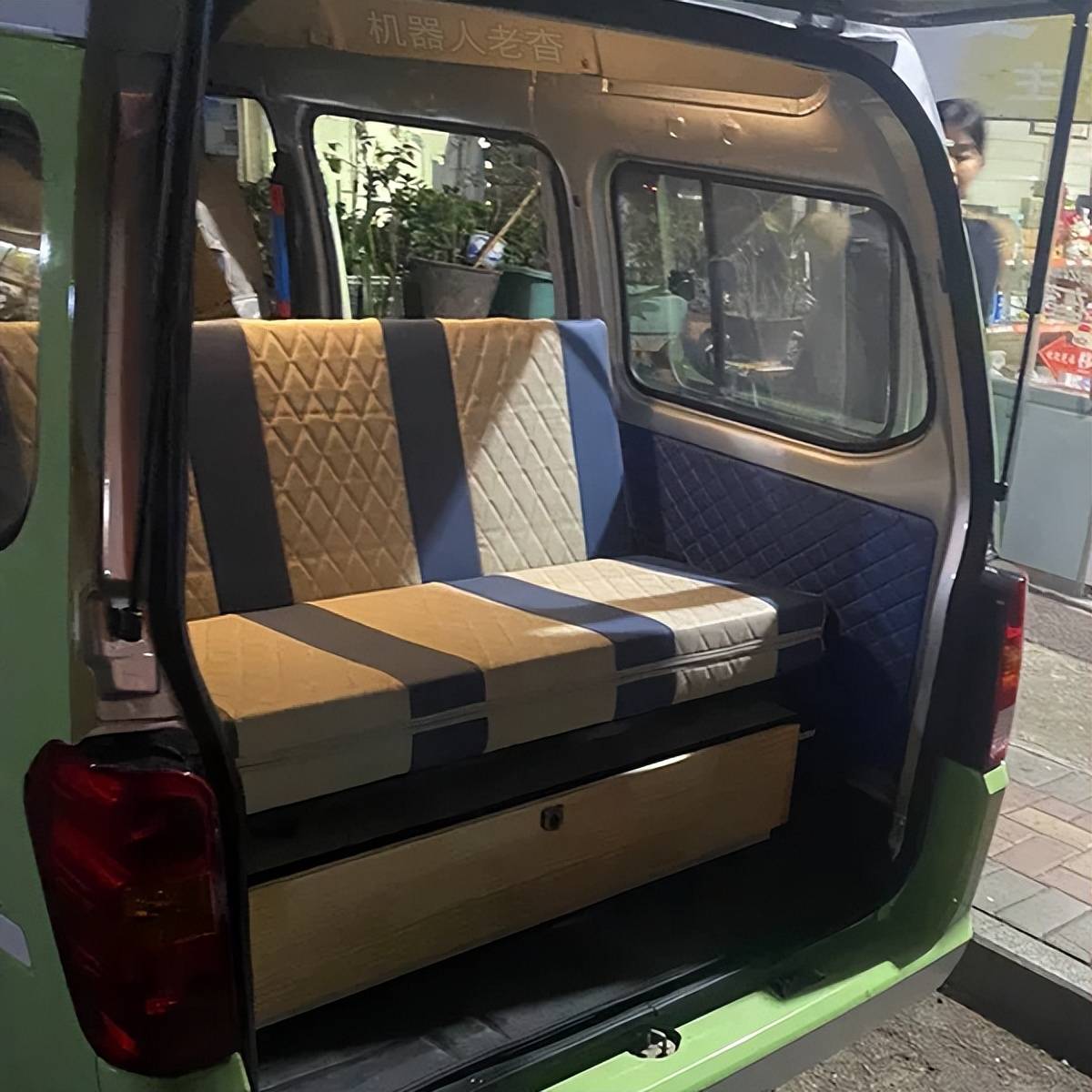 小清新面包旅行车,床车座椅又一案例,五菱之光改装露营车自驾游_搜狐