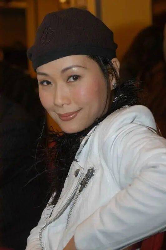 着这个角色拿下了"金像奖最佳女主角",要知道当时她的对手都是钟楚红