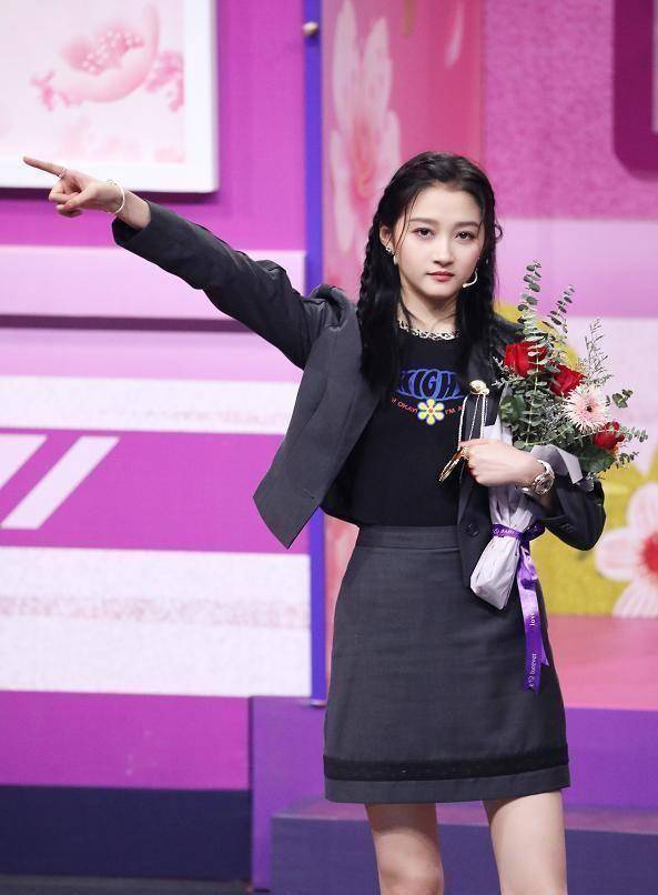 原创关晓彤真不给00后留活路坐下盘成麻花腿双腿无一丝缝隙