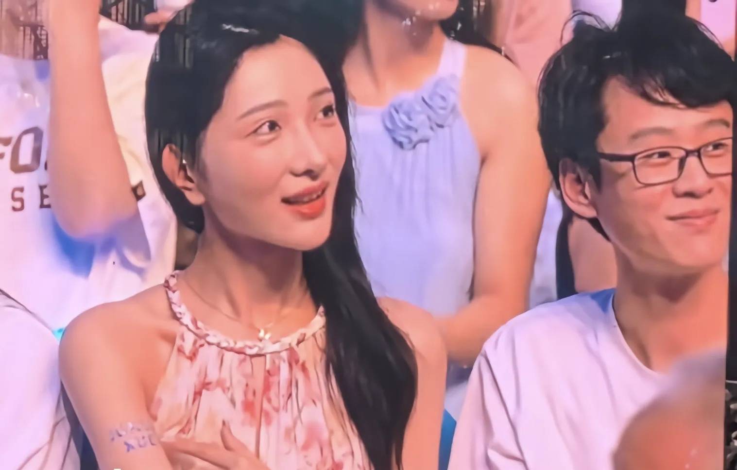 原创薛之谦演唱会美女称一个人来的后续男主回应礼物满天飞已赢麻