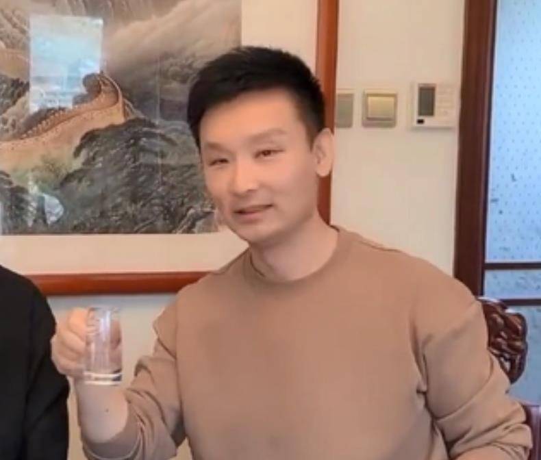 国家一级演员刘和刚家被盗数百瓶陈酒被盗他心存善意不追究