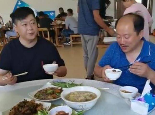 谢广坤有多厉害儿媳王小蒙为他夹菜二人还牵手甜蜜逛街