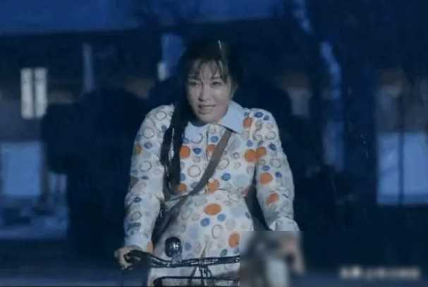 原创中年女演员装嫩引争议赘肉外凸满脸褶子引网友热议