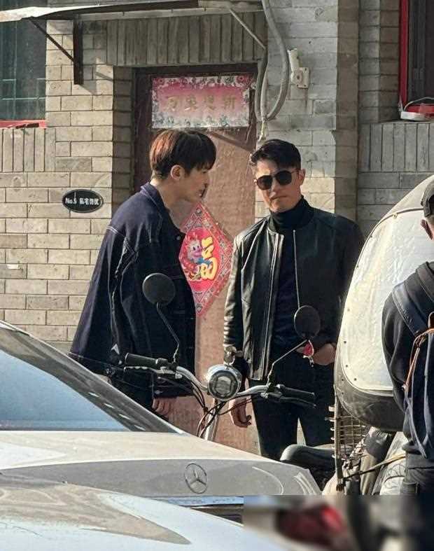 霍建华在胡同拍戏身材依旧有型状态不减当年