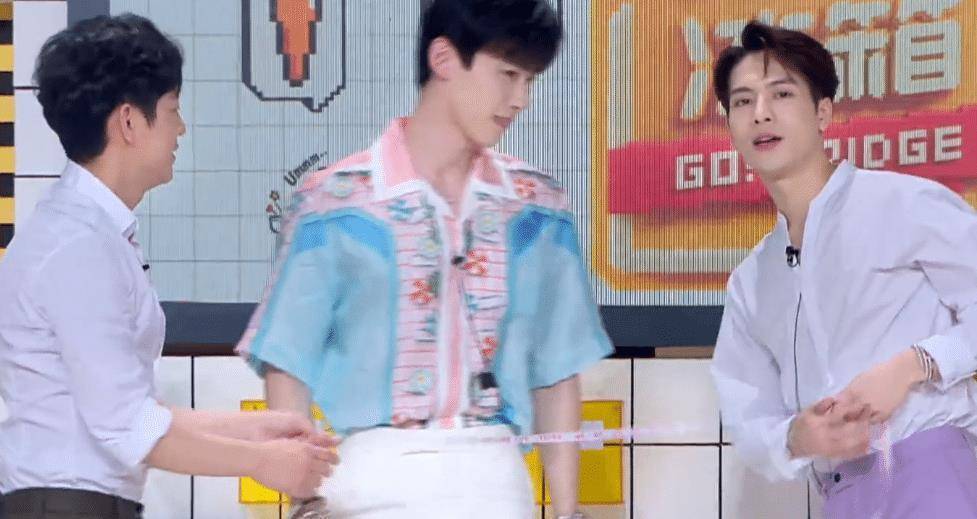 想必不少小伙伴都是非常好奇白敬亭的腰围,在节目的现场,王嘉尔就很