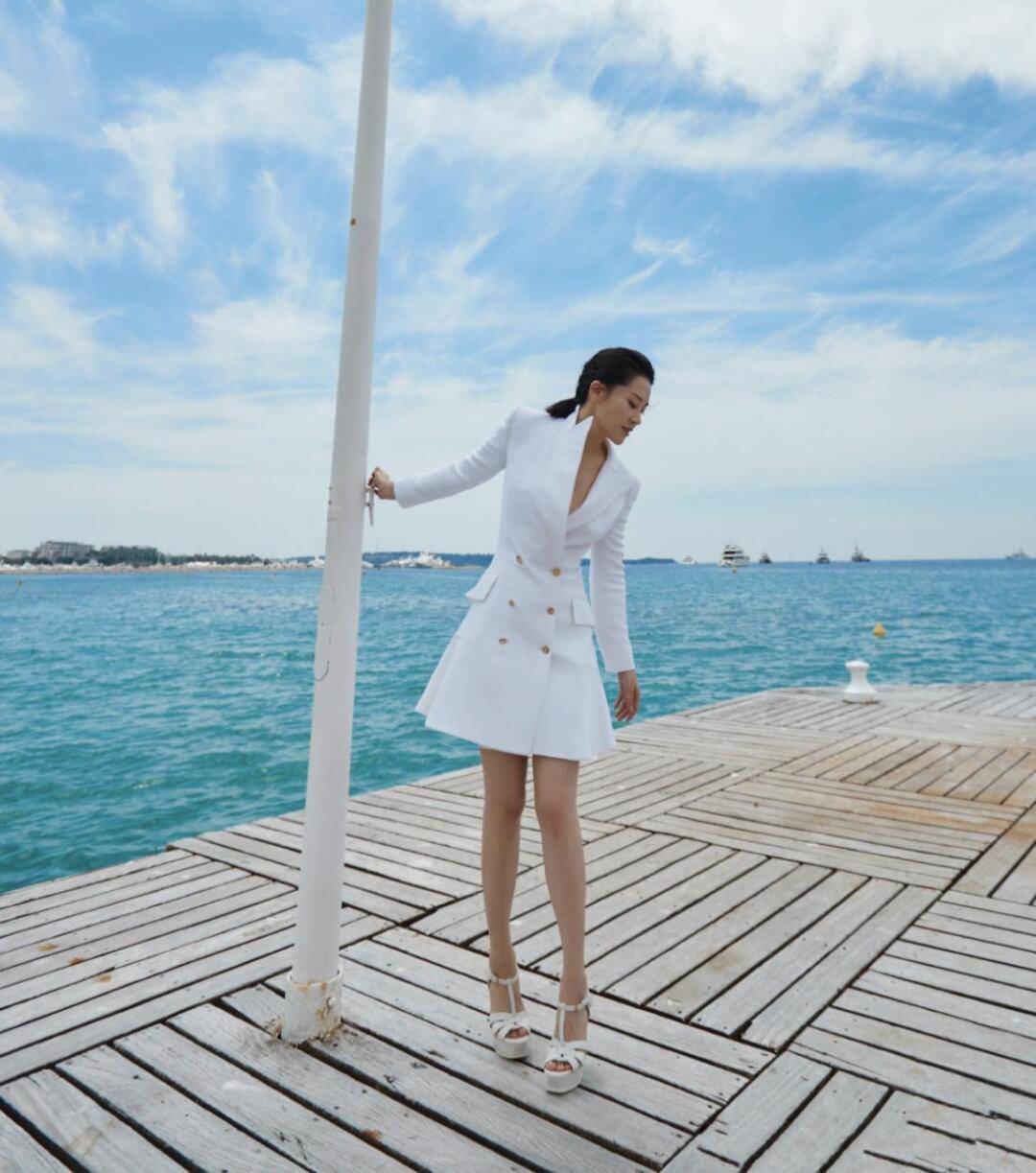 55岁许晴在机场里玩耍!穿小白裙嫩得像个"小姑娘",真让人心动