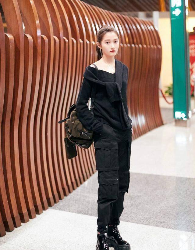 原创关晓彤改换姐系穿搭又刚又美高调回怼衣品差