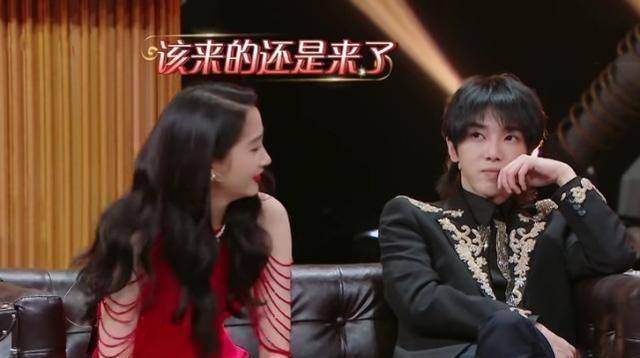 原创关晓彤当众吃手机卡强忍吞下的画面好心酸一旁贾玲很义气