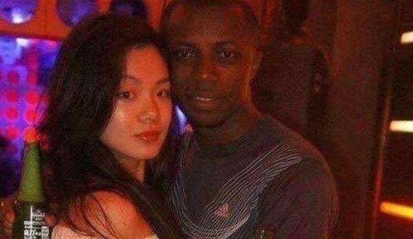 原创中国富家女倒追黑人拳王生下两个混血宝宝后惨遭抛弃