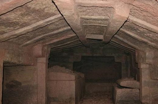 不愿久生,乃自杀.阖闾痛之.葬于国西阊门,外凿池积土,文石为椁.