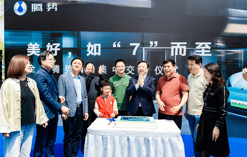比亚迪总裁王传福:冒雨走访县乡市场,务实亲民展实干精神_搜狐汽车_搜狐网