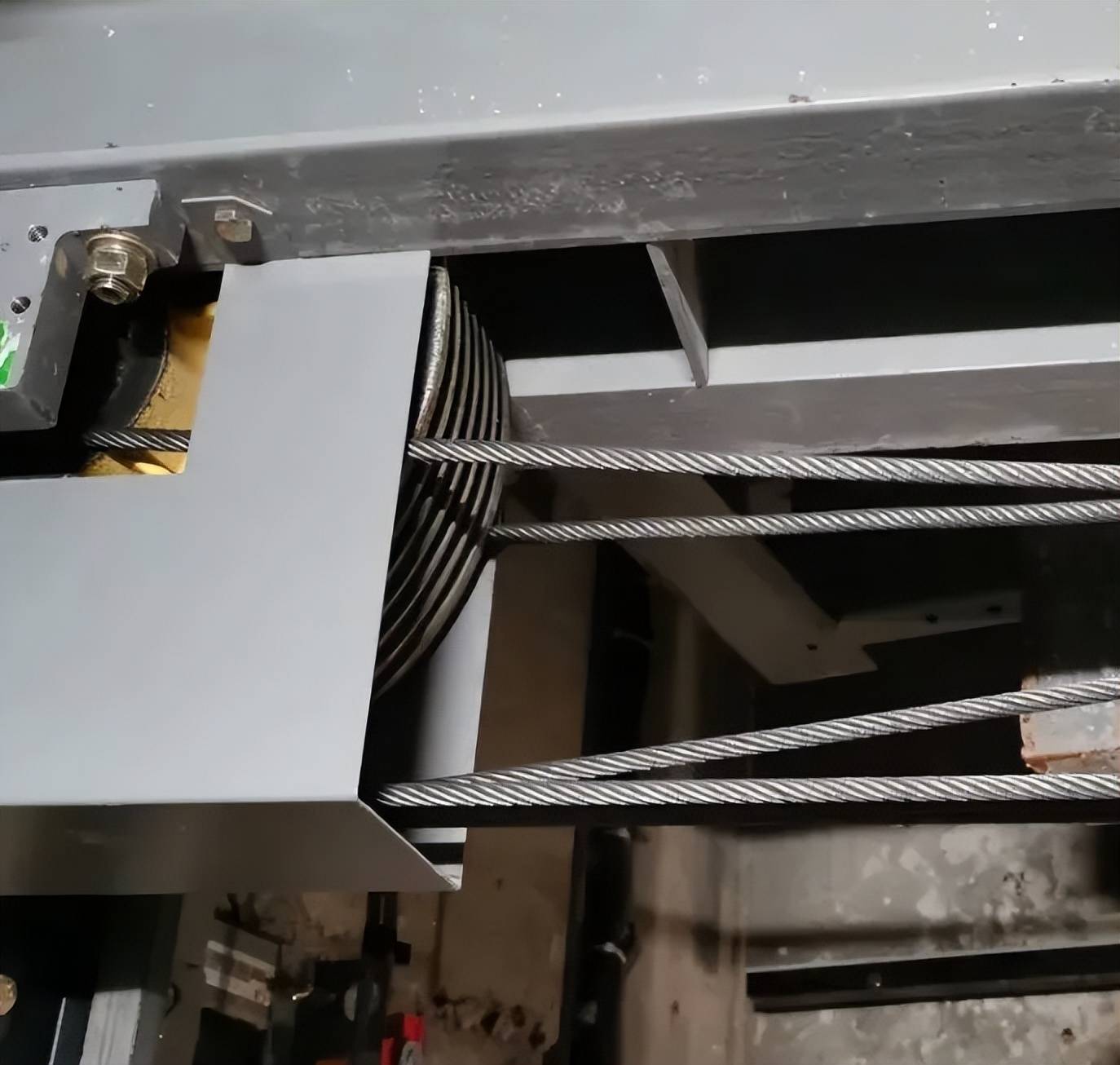 建议安全钳快车实验之前做好以下准备1,做好电梯平衡系数2,确认各绳轮