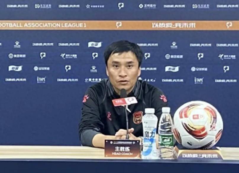 助理教练刘玉建首先感谢从上海来到赛场边给我们加油的远征球迷,其次