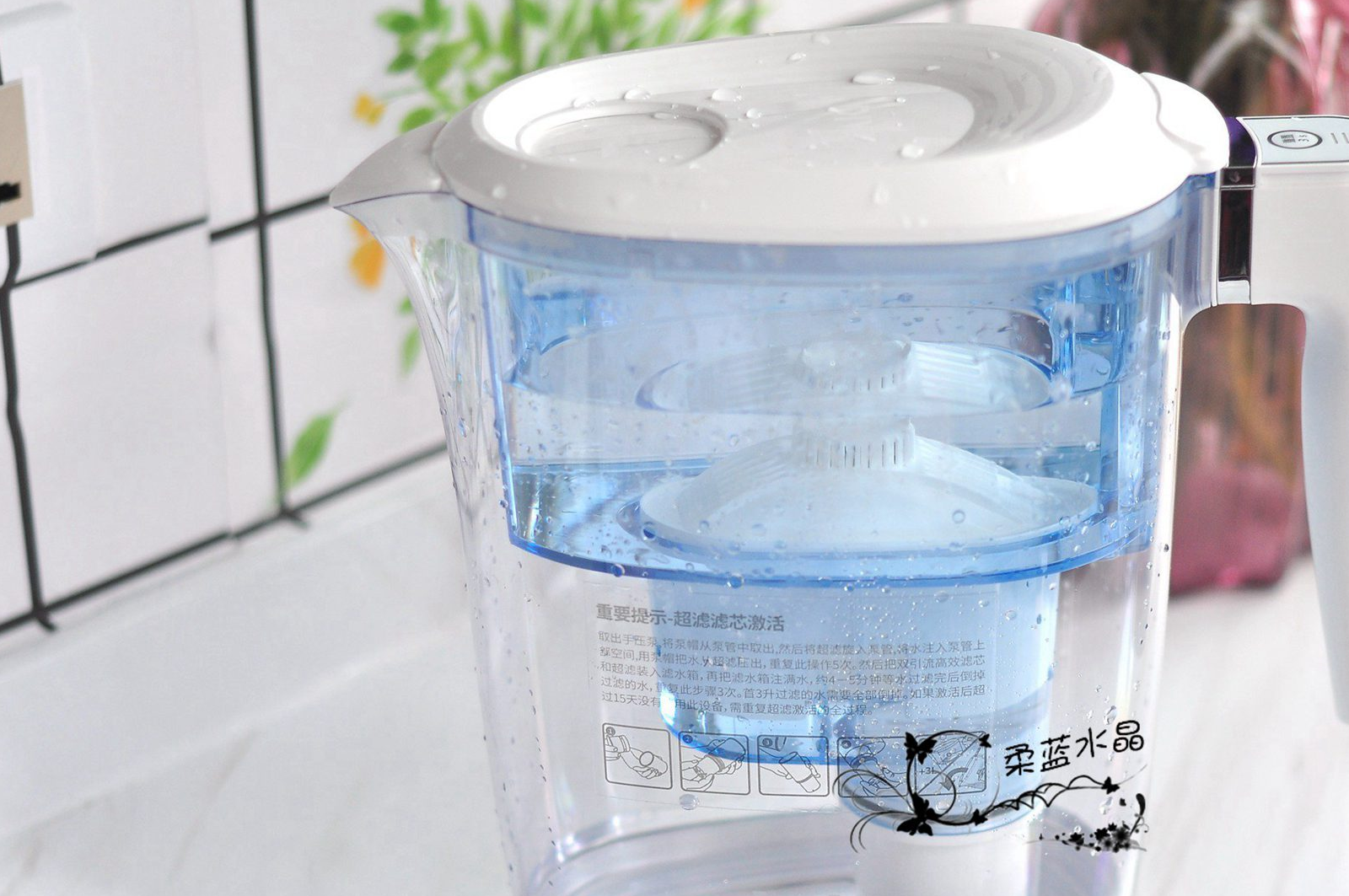 1.将过滤后的净水倒入养生壶中.2.将水烧开,晾至微温.3.