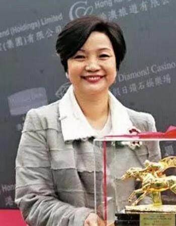 实行赌场承包制和场内高利贷,看好机会的街市伟在司徒玉莲的帮助下,让