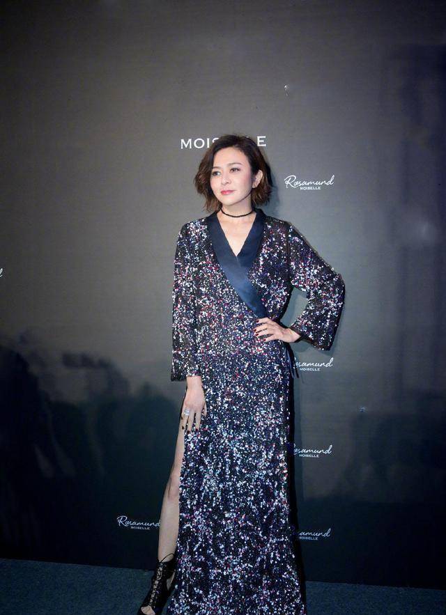 再结合她的短发造型,体现出甜美清爽的气息,根本看不出关之琳的实际