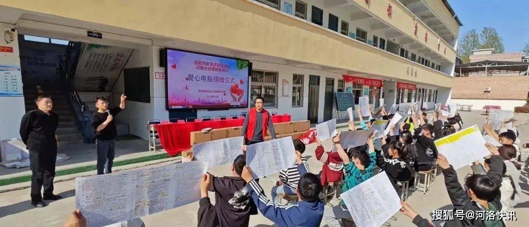 在活动现场,市助学济困联合会志愿者——宜阳县石村初级中学历史教师