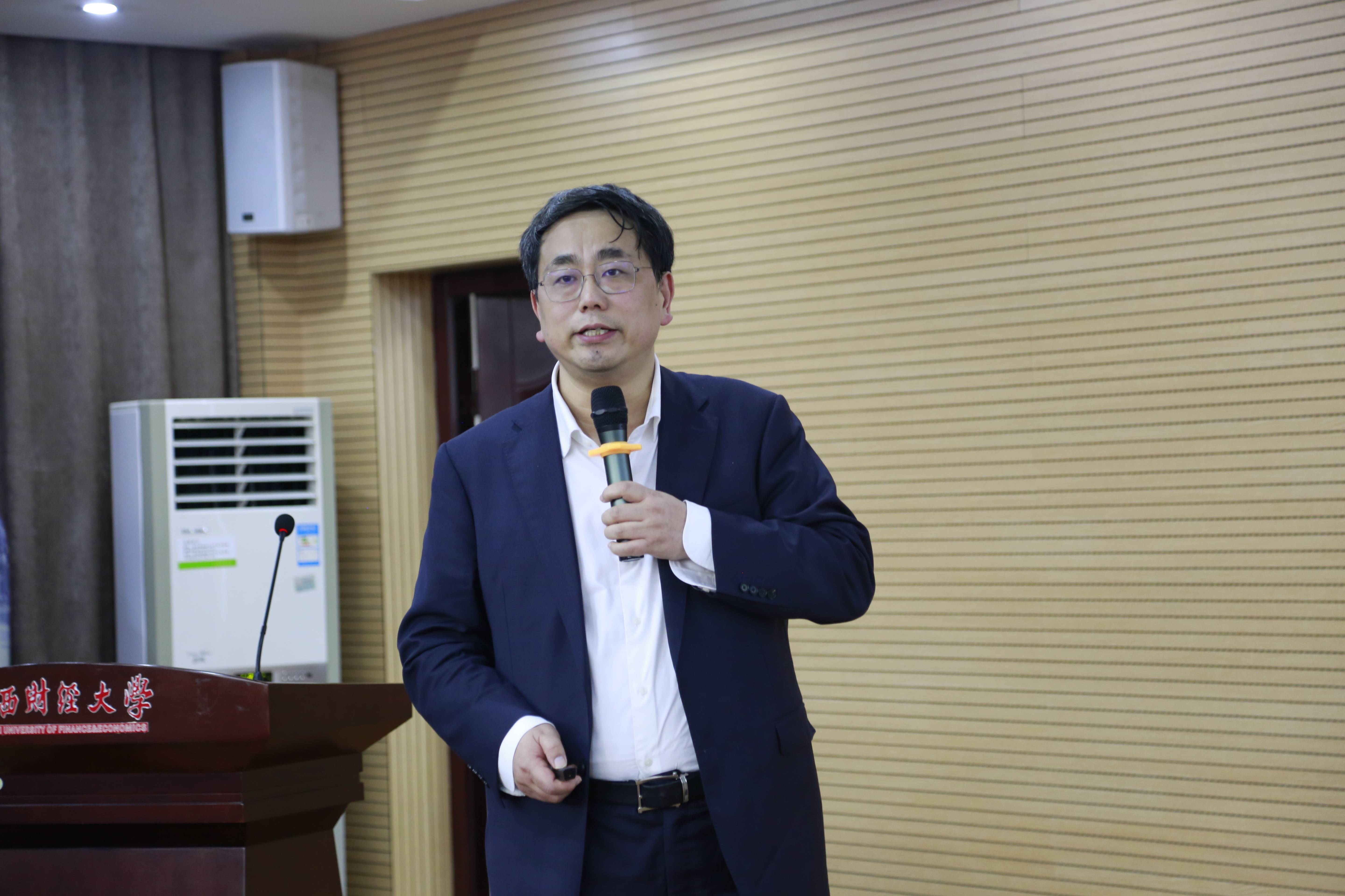 作为论坛活动的重要环节,本次主旨报告嘉宾在演讲中横跨中西和多个不