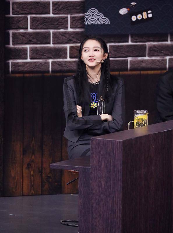 关晓彤真不给00后留活路,坐下盘成"麻花腿",双腿无一丝缝隙