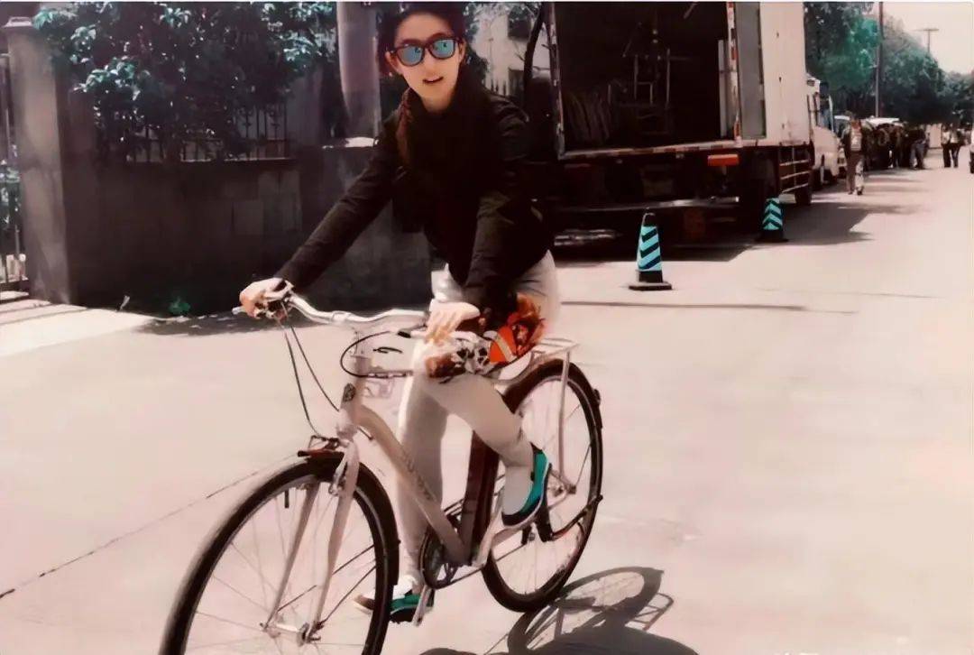 36岁刘亦菲爬香山被偶遇:大长腿好戏,一双鞋子暴露了生活状态