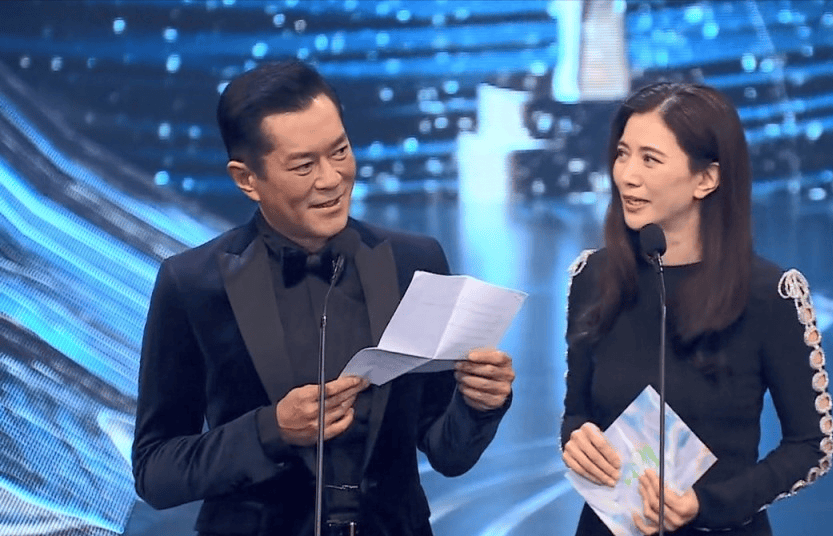 袁咏仪和刘青云本应颁发最佳男主角奖,但刘青云因病缺席,由古天乐接替
