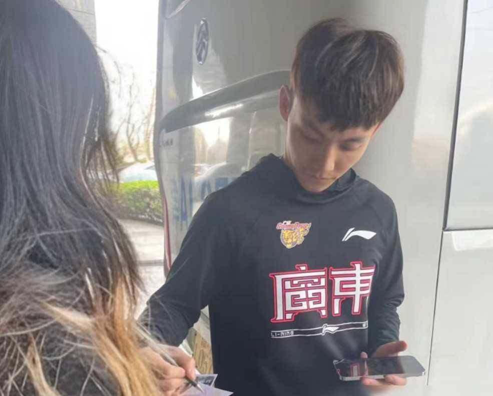 原创广东归途东莞欢聚黄明依康复态度坚韧胡明轩畅玩游戏乐在其中