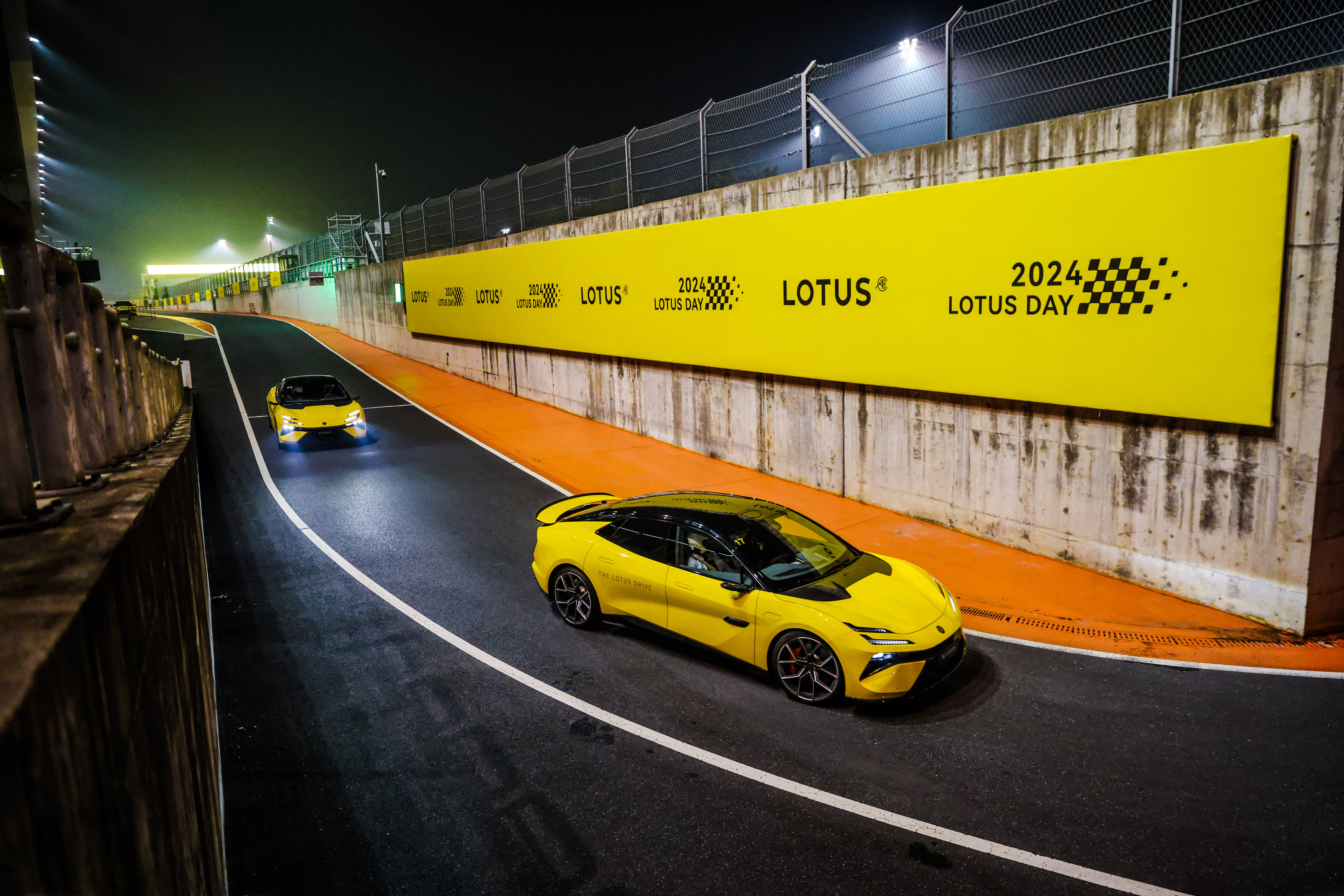 跟着专业教练跑完第一段六圈后,这车驾驶起来真的太带劲了!