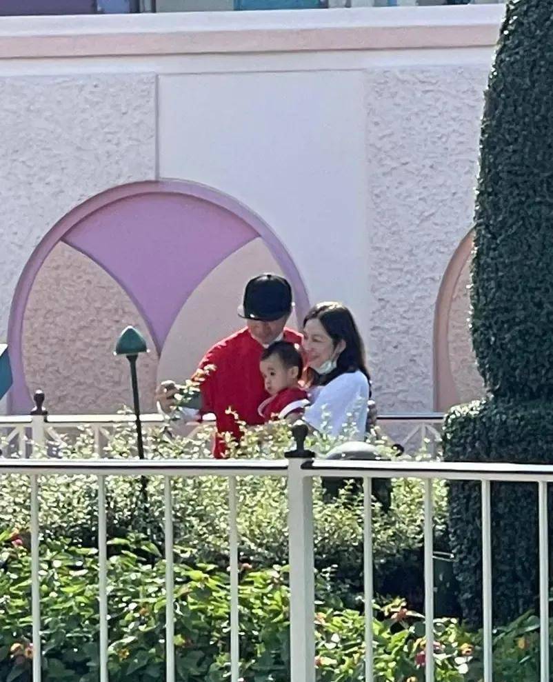 原创古巨基一家三口罕见出游公园自拍温馨有爱太太亲力亲为抱儿子