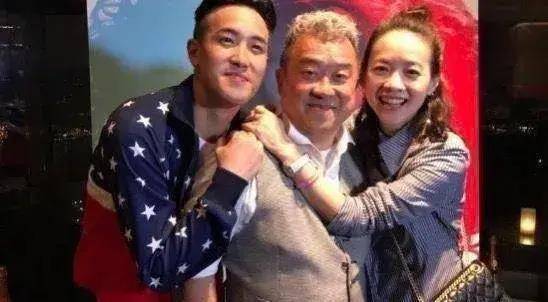 曾志伟71岁生日戒酒办素宴以亡妻之名行善小儿子失宠不得参与