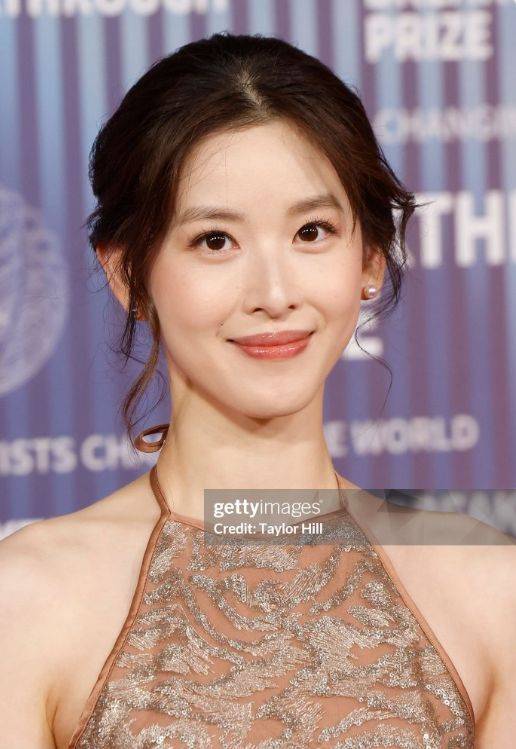 章泽天惊艳科学突破奖勇敢面对家族帕金森阴影