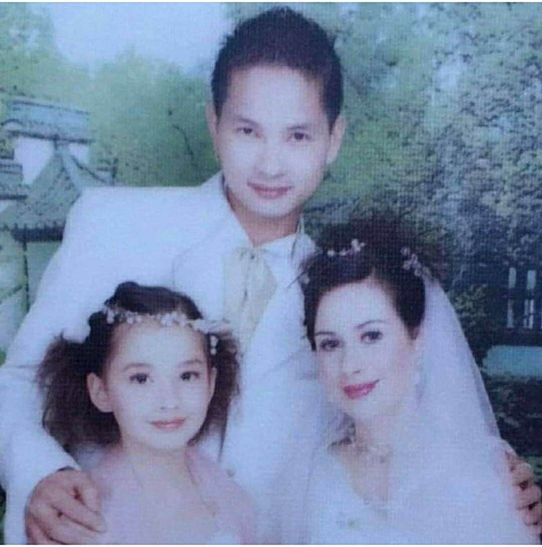 她被誉最美混血港姐,为父圆梦,事业一般浪费美貌爷爷是鸡粥大王_谢嘉