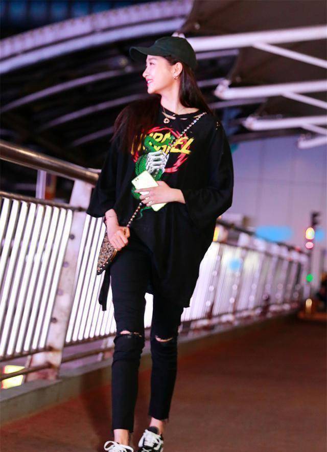 原创关晓彤衣品大有长进穿白绿拼接连衣裙青春活力纤纤长腿超抢镜