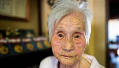 直到有一天,都井睦雄再也无法忍受祖母的责备,说:"都是你让我辍学待在