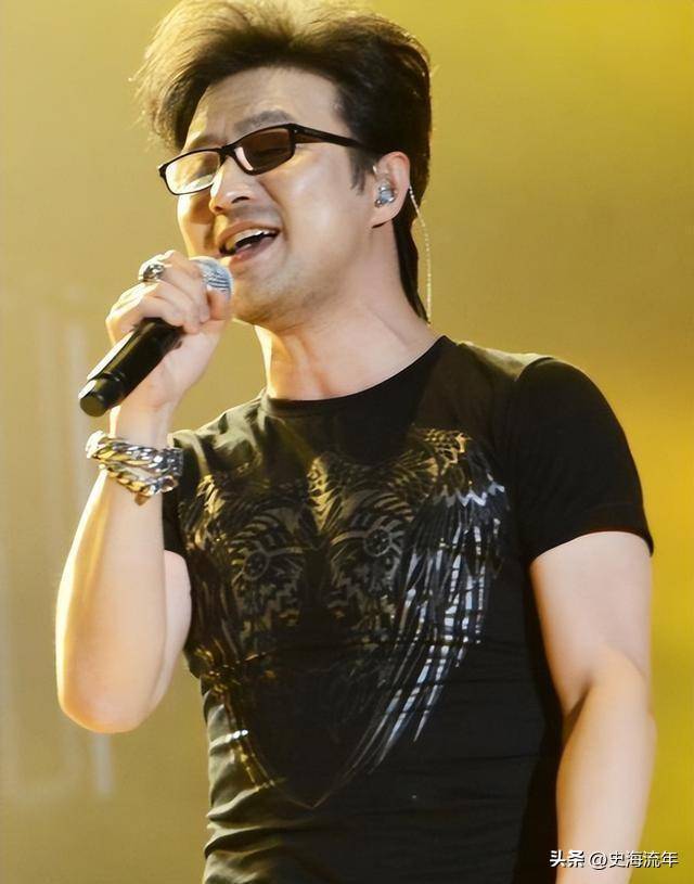 汪峰现身北京三里屯卖音响国际章却现身戛纳网友唏嘘不已