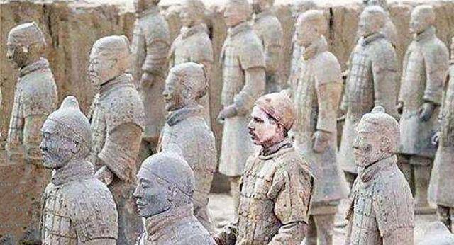 女游客参观兵马俑，展出的兵马俑忽然动了一下，随后立即报警
