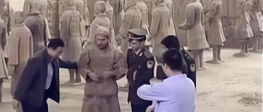 女游客参观兵马俑，展出的兵马俑忽然动了一下，随后立即报警
