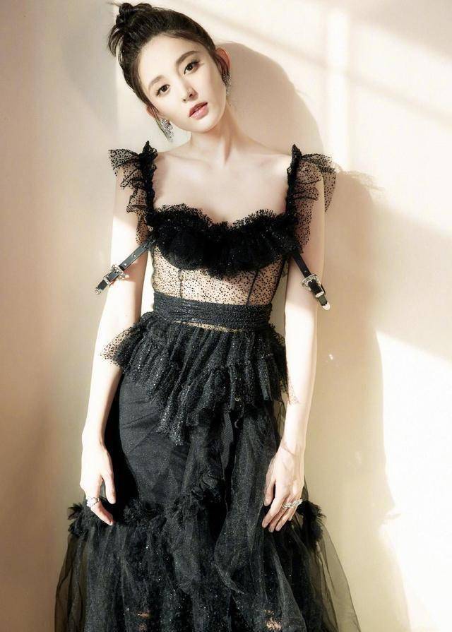 古力娜扎穿衣真胆大了穿黑纱连衣裙高贵优雅被她给惊艳了