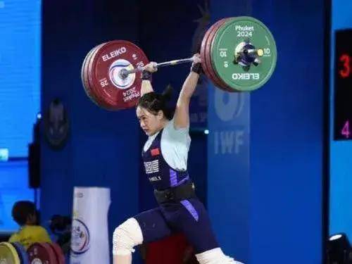 回顾历史,中国举重队在世界大赛上屡创佳绩,为国家赢得了无数荣誉.