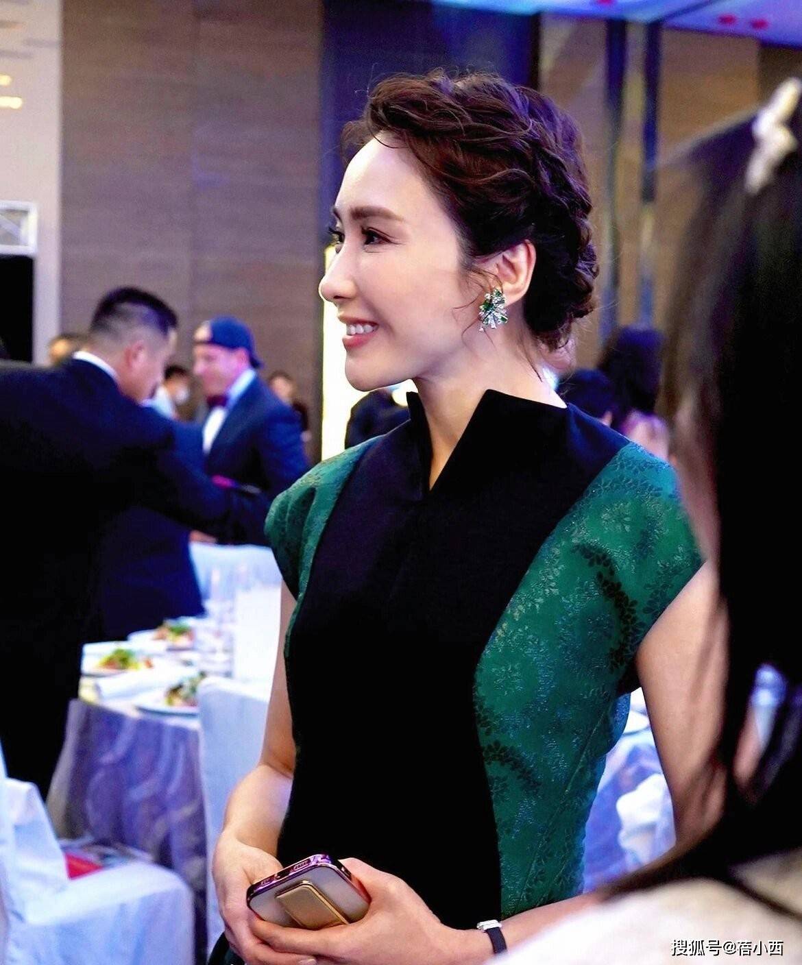 原创52岁黎姿与富豪太太们高调庆生穿西装衬衫高级洋气又显贵