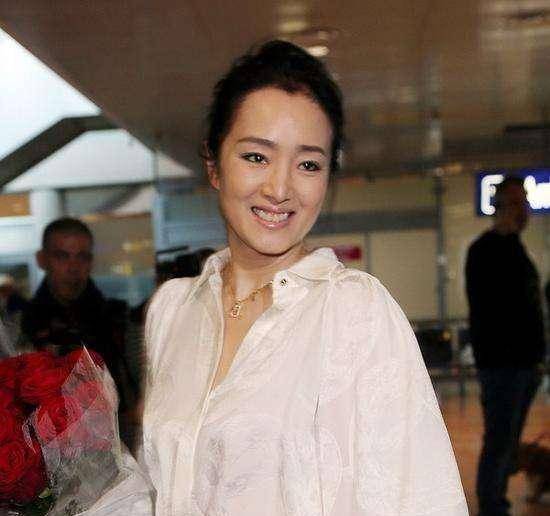 原创巩俐再度探班中国女排网友调侃她是想转行当女排教练吗