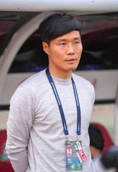中超首位下课主帅或诞生,随翻译现身机场,李霄鹏或出山救火?_河南_李