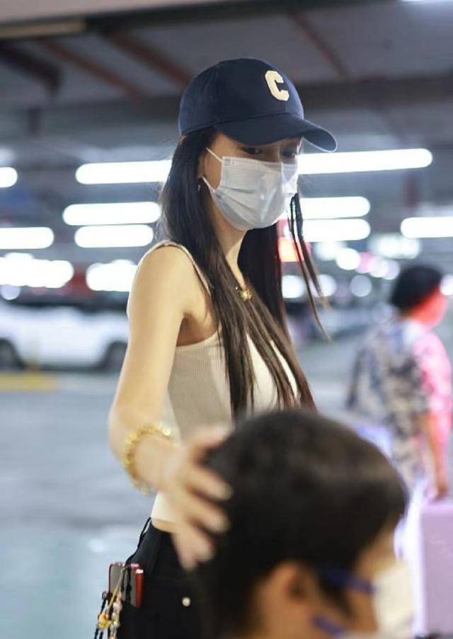 之前,baby过生日的时候,曾经晒出过小海绵的正面照.这种对家庭的