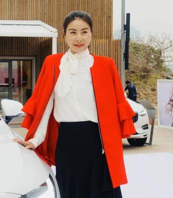 郭晶晶瘦下来太惊艳穿斜肩装亮相又美又飒气场不输超模