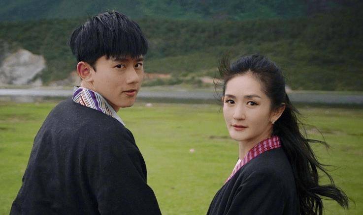 原创张杰谢娜带仨娃游迪士尼十指紧扣如热恋情侣3个保姆很抢镜