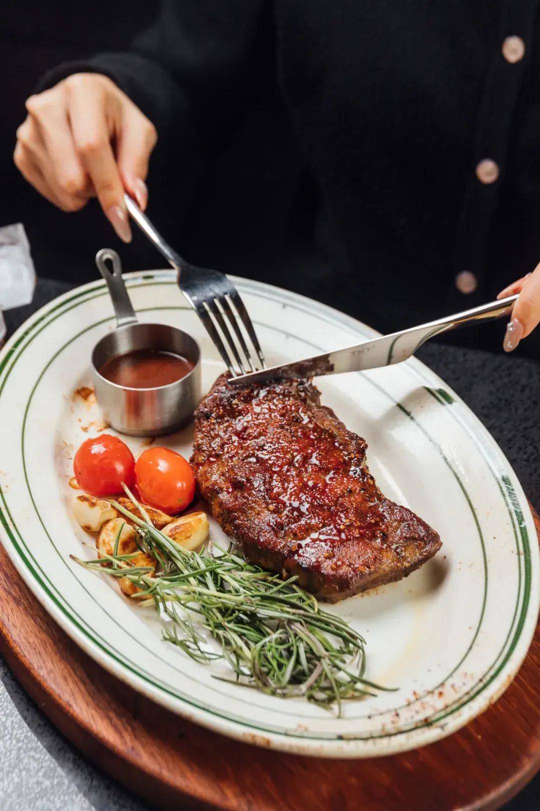 我请问呢这家融合西餐厅是真的没有创作瓶颈吗