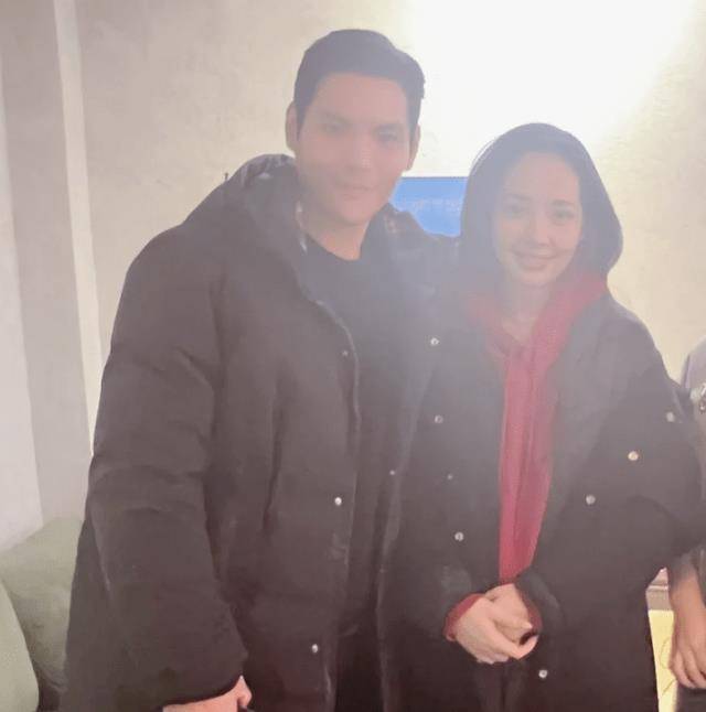 原创郭美女一家三口被网友偶遇与向佐喝咖啡郭美女打扮很接地气