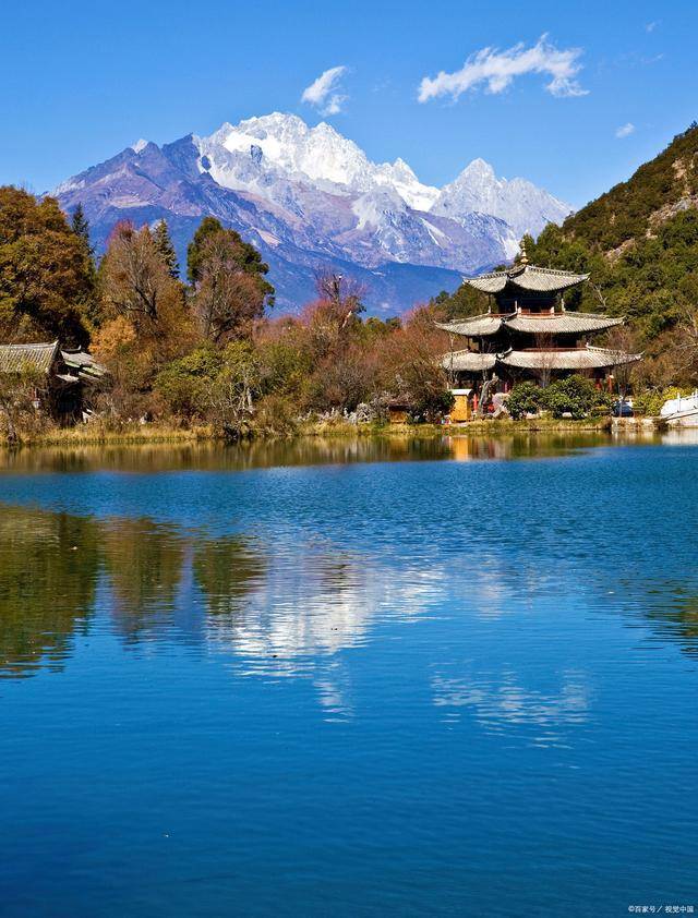 你可以选择乘坐索道欣赏雪山美景,也可以参观玉水寨等景点.